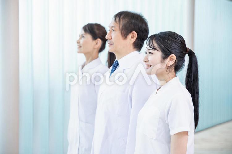 病院にいる医療スタッフ（3人・看護師） 看護師,ナース,病院の写真素材