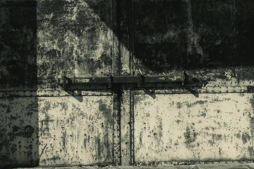 時間の経過を感じさせる錆びついた扉 錆,錆びた,金属の写真素材