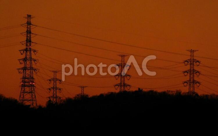 鉄塔たちの黄昏 鉄塔,電線,夕焼けの写真素材