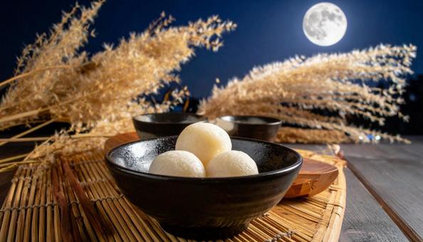 ススキと和菓子 月見団子 ススキと和菓子 月見団子の写真