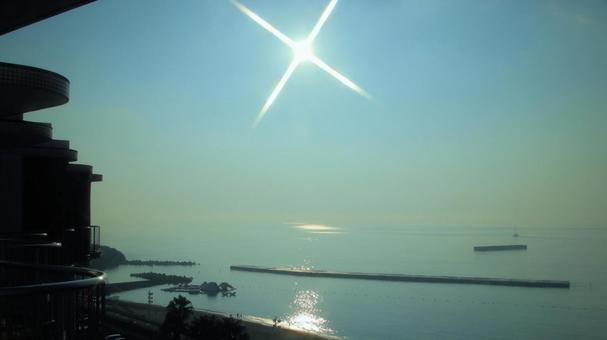 朝日のが反射して輝く熱海サンビーチの海 朝日のが反射して輝く熱海サンビーチの海の写真