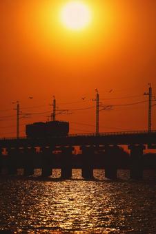 電車と夕陽 電車と夕陽の写真
