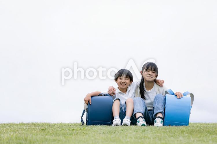 丘の上で笑顔をみせる子ども ランドセル,笑顔,スマイルの写真素材
