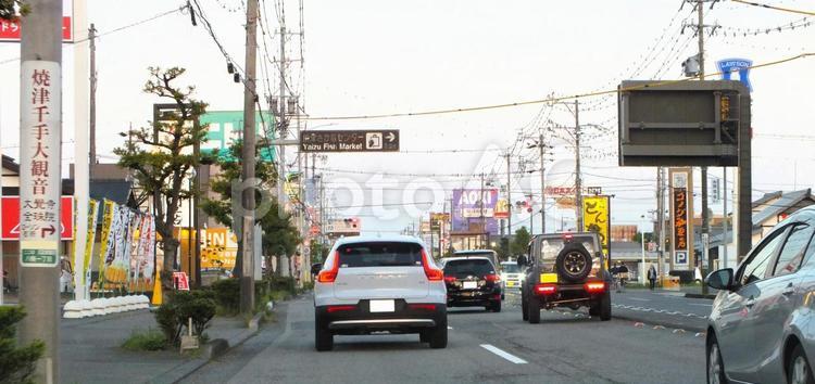 さかなセンターはこちら　看板と車の通行 道路,ドライブ,車の写真素材