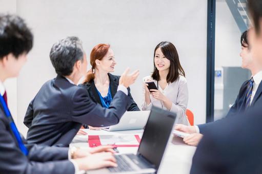 国際会議で通訳をする女性 国際会議で通訳をする女性 書記,通訳,仕事の写真素材
