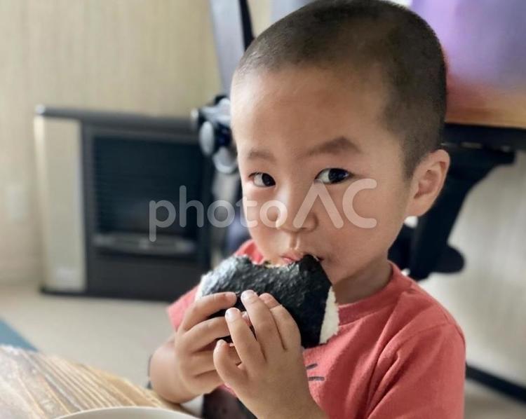 おにぎりをたべている子ども - No: 29892903｜写真素材なら「写真AC」無料（フリー）ダウンロードOK