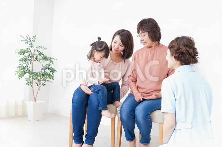 家族で検診を受ける子供 ひ孫,母子,若いの写真素材