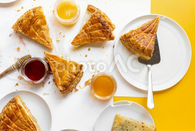 ケーキサーバーとタルトと蜂蜜 箱,タルト,ジャムの写真素材