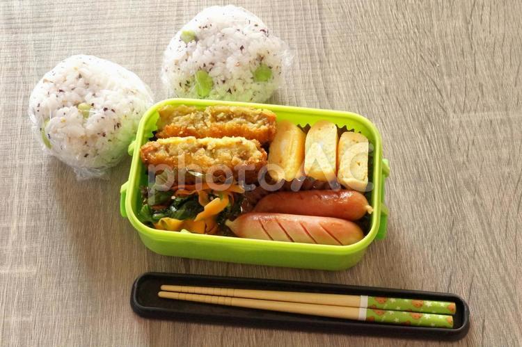 おむすび　コロッケとウインナー入りお弁当 おにぎり,ランチ,お弁当の写真素材