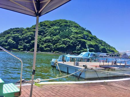 淡島と連絡船 淡島,連絡船,船の写真素材