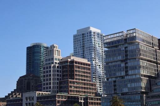 青空と高層ビルのサンフランシスコの街並みの写真