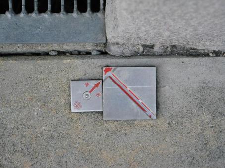 大小2つの境界標 境界標,境界,プレートの写真素材