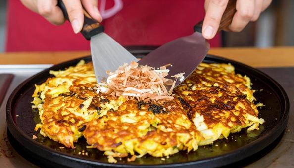 お好み焼きを鉄板で焼く お好み焼きを鉄板で焼くの写真