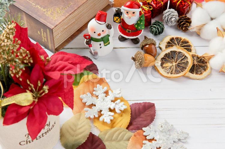 クリスマスのイメージ｜ポインセチア クリスマス,クリスマスの飾りつけ,サンタクロースの写真素材
