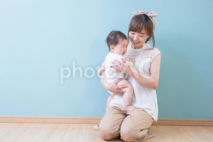 赤ちゃんを抱っこする笑顔の若いママ 赤ちゃん,泣く,あやすの写真素材