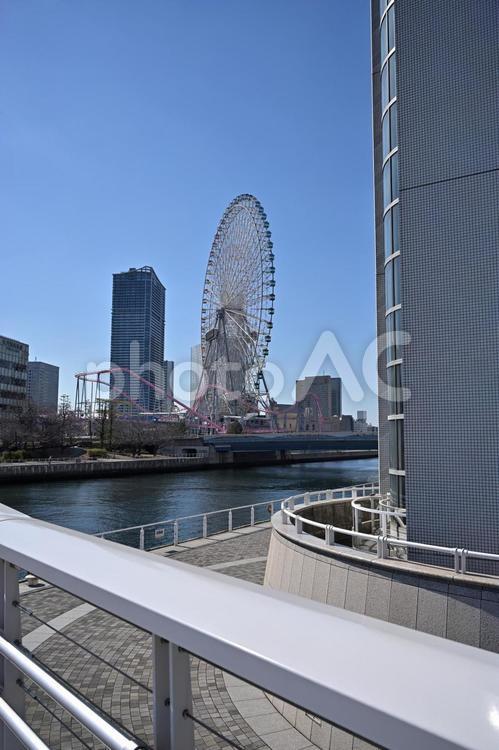 横浜に立ち上る観覧車の勇姿 観覧車,観光,横浜の写真素材