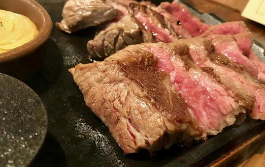 鉄板で焼く厚切りビーフの写真