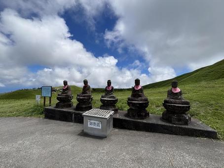 大室山山頂、お鉢巡り。 大室山山頂、お鉢巡り。の写真