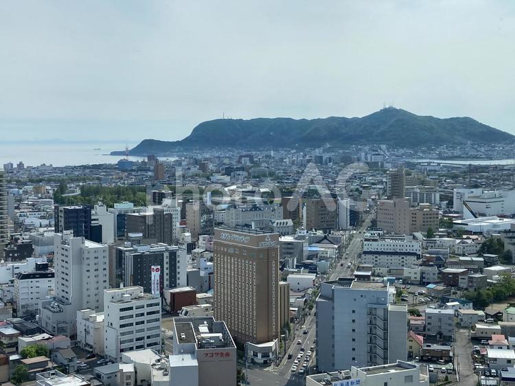 ホテルより函館山を望む 山,見下ろす,町並みの写真素材