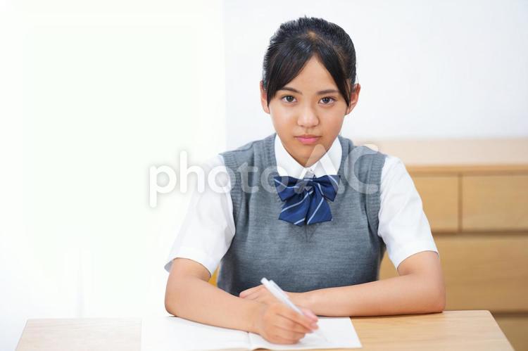 勉強しているカメラ目線の女子生徒 塾,人物,女の子の写真素材