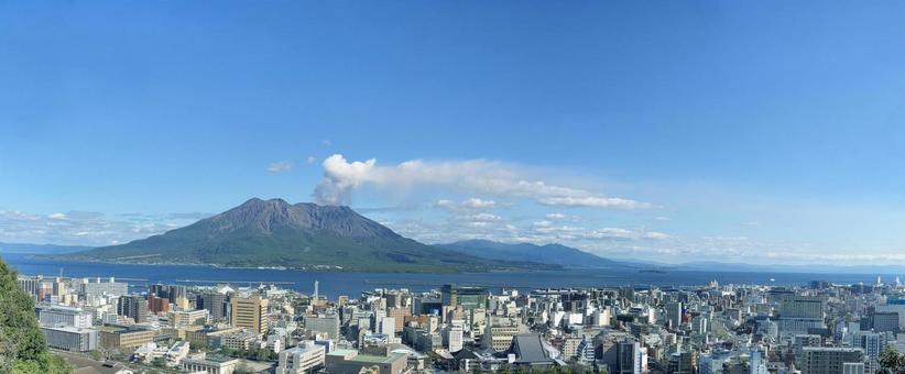 噴煙をあげる桜島(ロング) 噴煙をあげる桜島(ロング) 鹿児島県,桜島,鹿児島市街の写真素材