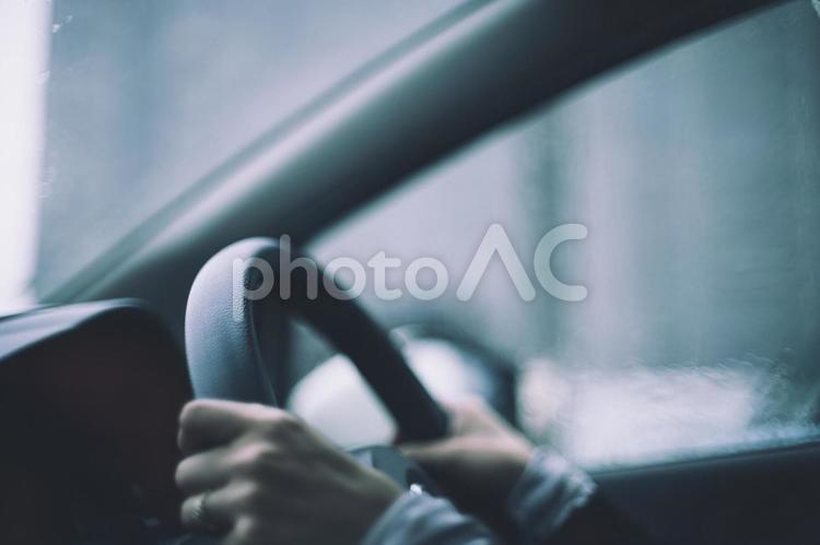 車の運転をする女性の手元 運転,人物,運転席の写真素材