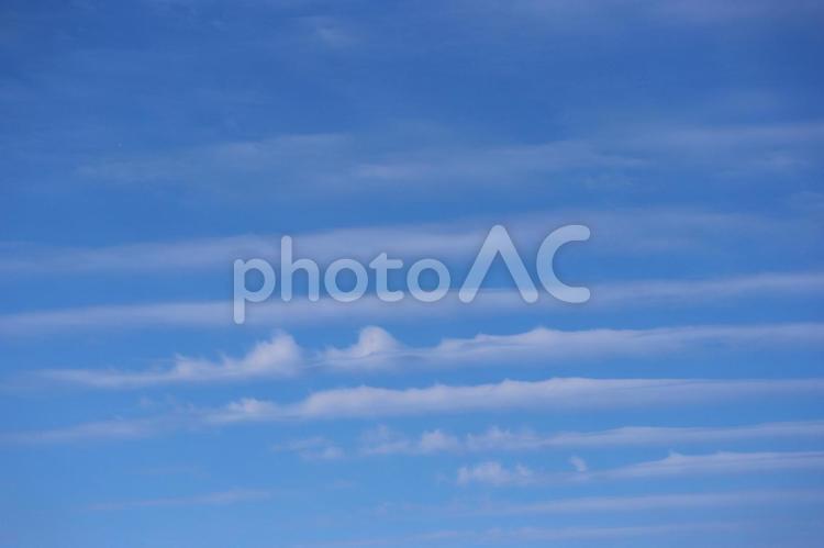青空と白い雲のある空の風景 青空,白い,雲の写真素材