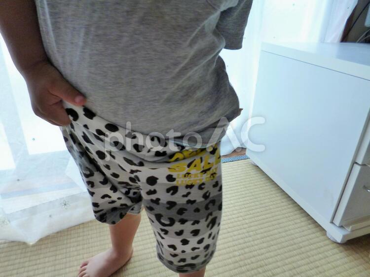 自分ではくよ 室内,手,男の子の写真素材