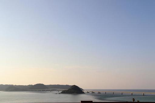 夕暮れの角島大橋 夕暮れの角島大橋の写真
