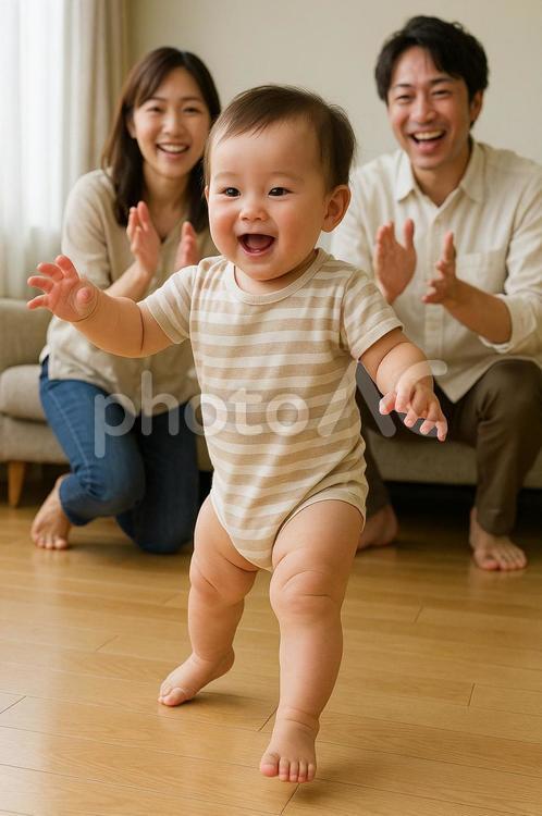 赤ちゃんが初めて歩きました 赤ちゃん,赤ちゃんの笑顔,幼児の写真素材