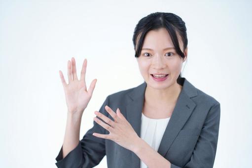 女性が笑顔で手を振る 女性,話す,説明の写真素材