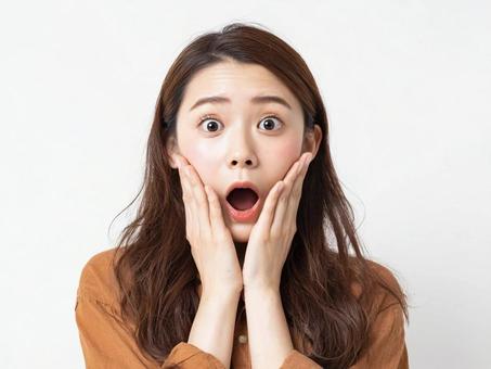 驚きを隠せない女性 驚きを隠せない女性の写真
