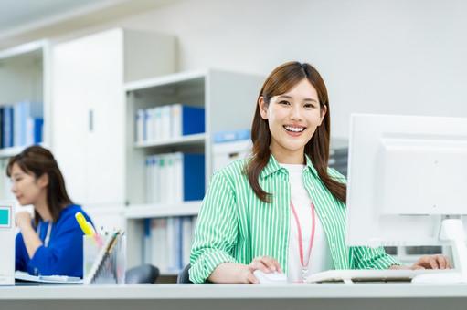 オフィスで働くビジネスウーマン オフィスで働くビジネスウーマン オフィス,ビジネスウーマン,ビジネスの写真素材