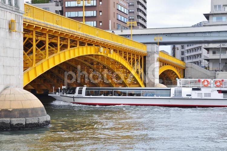 ＜東京都＞隅田川と蔵前橋 隅田川,蔵前橋,遊覧船の写真素材