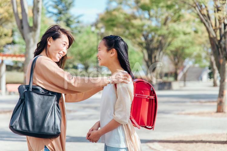 母親に褒められる女の子（優等生） 優等生,成績アップ,ご褒美の写真素材