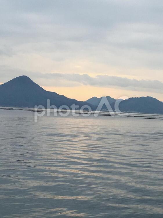 瀬戸の島と海 何人もありません,反射,大洋の写真素材