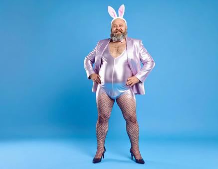 バニーガールの衣装でポーズをとる男性 バニーガールの衣装でポーズをとる男性の写真