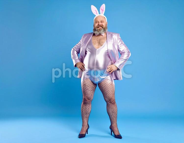 バニーガールの衣装でポーズをとる男性 バニーガール,バニー,中年男性の写真素材