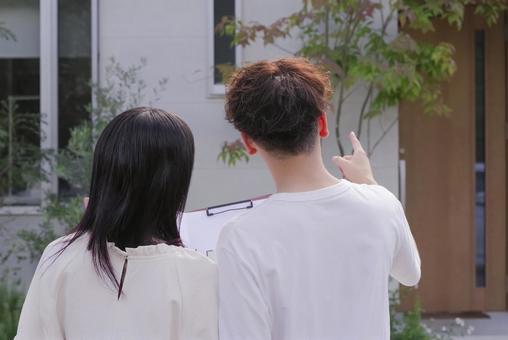 住宅の購入を検討する若い夫婦 住宅の購入を検討する若い夫婦 住宅購入,新居,住宅ローンの写真素材