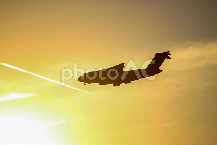 夕暮れの帰路 夕日,夕方,飛行機の写真素材