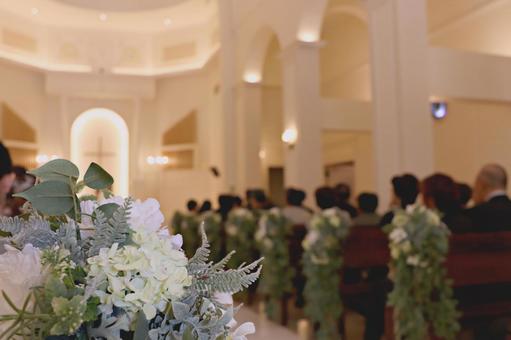 ゲストが集まるチャペル ゲストが集まるチャペル 結婚式,結婚式場,ヴァージンロードの写真素材