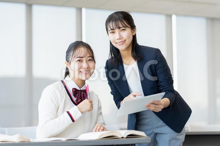 塾の高校生と先生 塾,高校生,受験の写真素材