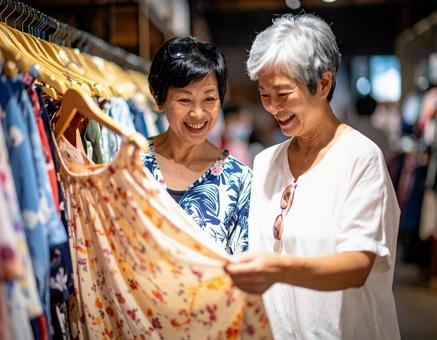 洋服を選ぶ高齢者 買い物 旅先 (2)の写真