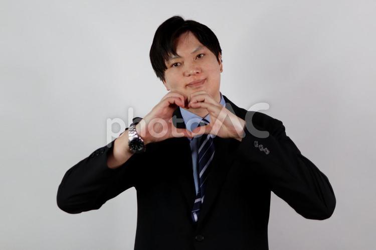 スーツの男性ハートサイン 男性,スーツ,ハートの写真素材