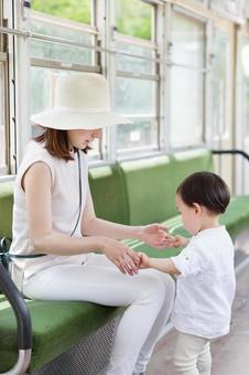 母親　育児　電車 女性,人物,日本人の写真素材