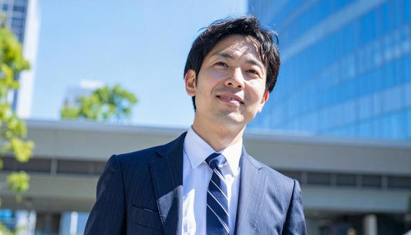 爽やかな印象のビジネスマン男性の写真