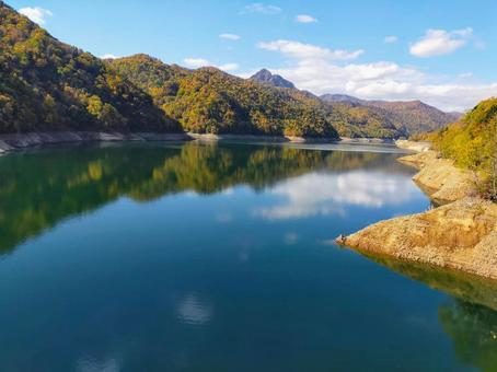 水面に映る紅葉 水面に映る紅葉の写真