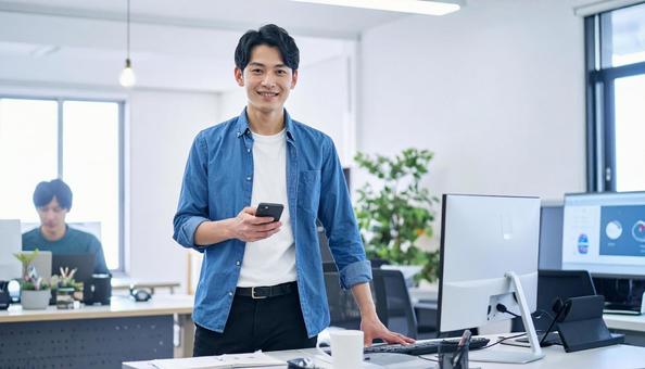 オフィスで働く日本人システムエンジニア オフィスで働く日本人システムエンジニアの写真