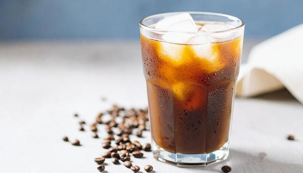 グラスに水滴がついた冷たいアイスコーヒー グラスに水滴がついた冷たいアイスコーヒーの写真