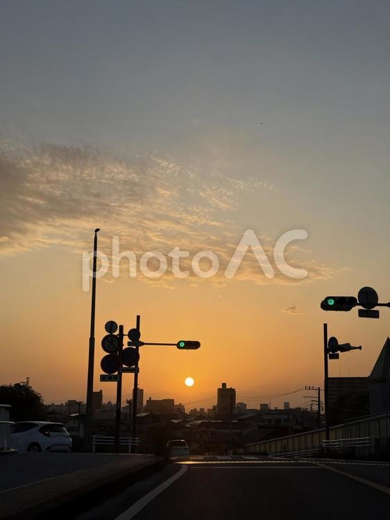 夕暮れの家路 道,街,車の写真素材